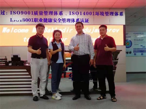 阿聯(lián)酋迪拜客戶來(lái)我司考察液晶拼接屏、小間距LED等產(chǎn)品