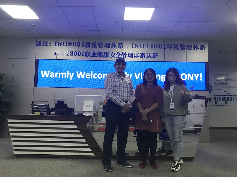 外國用戶前來考察我司考察拼接屏、LED顯示屏等產(chǎn)品