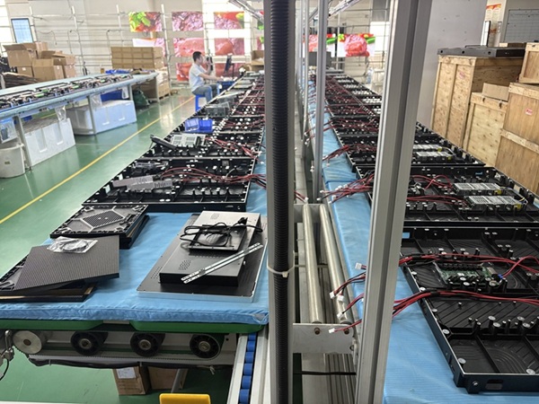 華邦瀛室內(nèi)P2壓鑄鋁箱體LED顯示屏.jpg 華邦瀛室內(nèi)P2壓鑄鋁箱體LED顯示屏.jpg